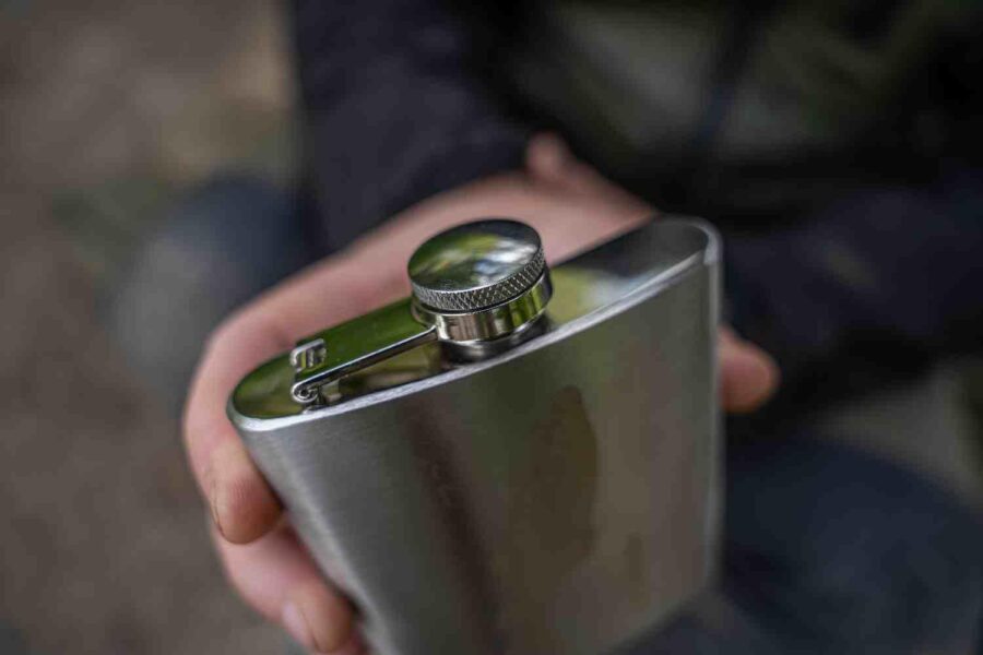 Korum Classic Hip Flask Barbel 7oz - Image 8